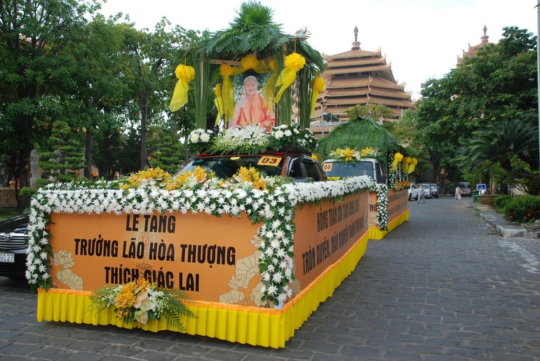 Đoàn xe di quan phụng tống kim quan Trưởng lão Hòa thượng Thích Giác Lai đến nơi trà-tỳ