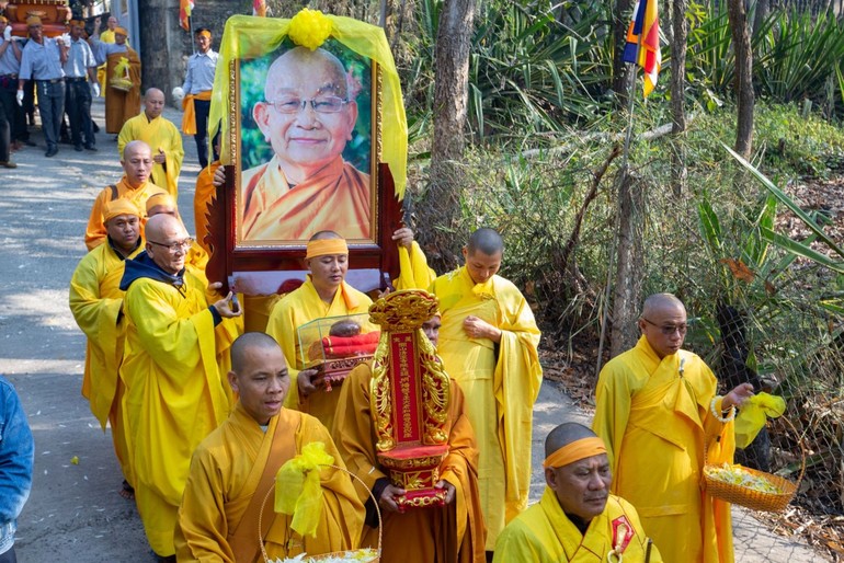 Cung thỉnh bát hương, long vị, y bát, di ảnh cố Hòa thượng Thích Minh Bá rời Giác linh đường chùa Thanh Lương