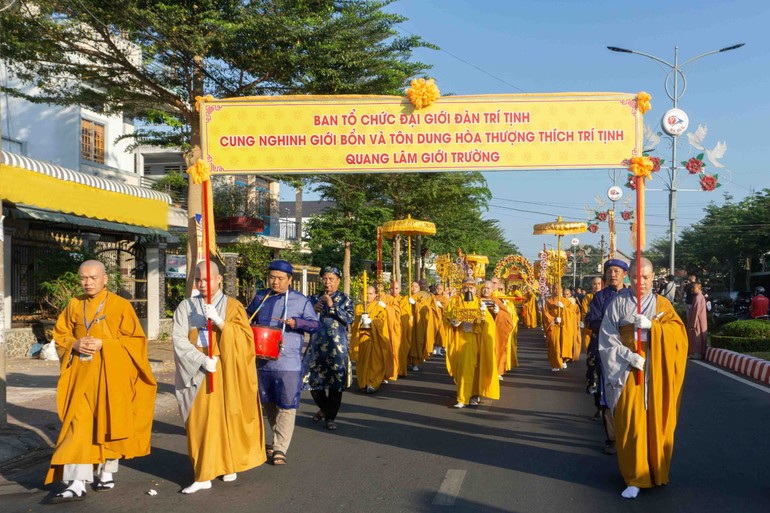 Cung nghinh giới bổn, tôn dung Trưởng lão Hòa thượng Thích Trí Tịnh về các điểm truyền giới