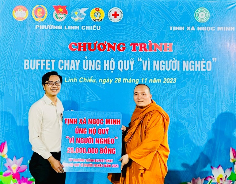 Đại đức Thích Minh Nghi trao bảng tượng trưng ủng hộ số tiền 25 triệu đồng đến Quỹ “Vì người nghèo" P.Linh Chiểu, TP.Thủ Đức