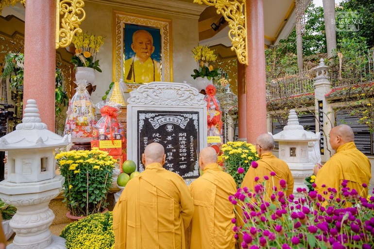 Chư tôn giáo phẩm Hội đồng Trị sự dâng hương tưởng niệm trước bảo tháp Phù Thi trong khuôn viên chùa Vạn Đức