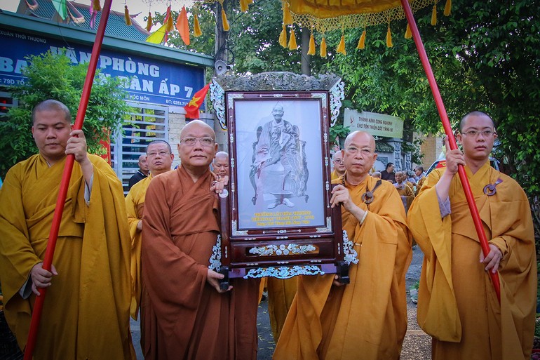 Chư tôn đức Ban Kiến đàn cung thỉnh di ảnh Đại lão Hòa thượng Thích Đạt Thanh (1877-1973) về tôn trí tại tổ đình Long Thiền (TP.Biên Hòa, Đồng Nai)