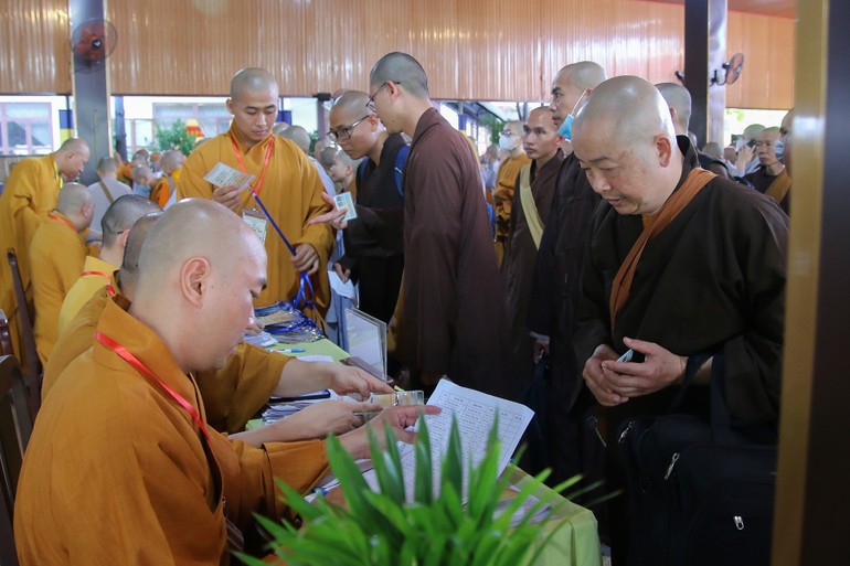 Giới tử trình giấy báo trúng tuyển và nhận thẻ đeo trước khi nhập chúng Đại giới đàn Đạt Thanh - Ảnh: N.Truyền/BGN