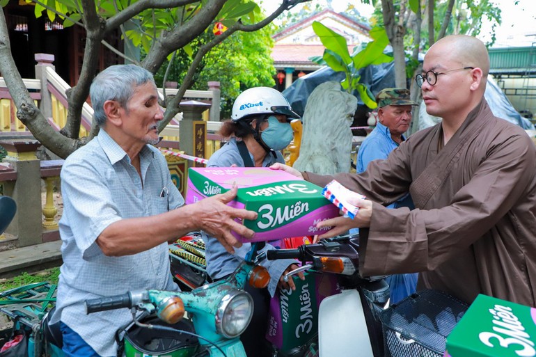 Tại chùa Nam Thiên Nhất Trụ (TP.Thủ Đức), Đại đức Thích Minh Đạo trao quà đến bà con có hoàn cảnh khó khăn nhân mùa Vu lan 