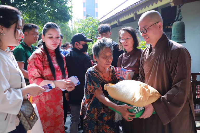 Thượng tọa Thích Minh Đạo, trụ trì chùa Nam Thiên Nhất Trụ tận tay trao quà đến bà con