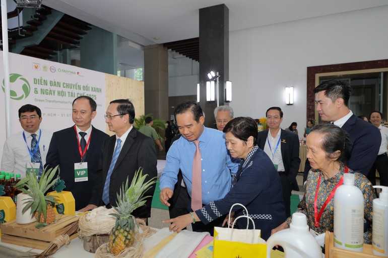 Ông Nguyễn Văn Được và ông Huỳnh Thành Đạt tham quan các gian hàng triển lãm trong khuôn viên diễn đàn
