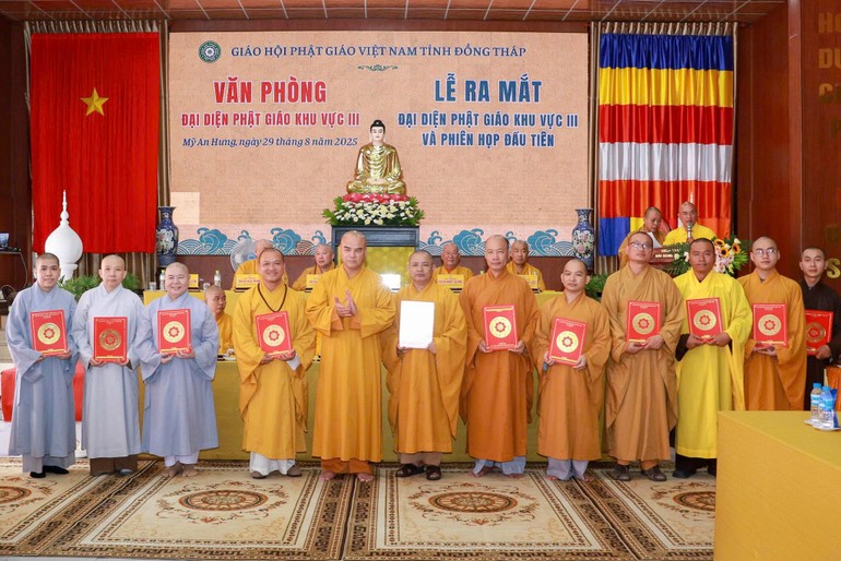 Các thành viên đại diện Phật giáo khu vực III nhận quyết định từ Ban Thường trực Ban Trị sự GHPGVN tỉnh Đồng Tháp