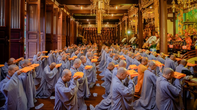 Hội đồng Thập sư trang nghiêm đăng đàn truyền giới Sa-di cho giới tử Tăng tại giới trường chùa Minh Thành - Ảnh: Nguyện Truyền/BGN