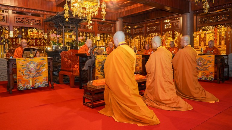 Hội đồng Thập sư đăng đàn truyền giới Tỳ-kheo tại giới trường chùa Minh Thành