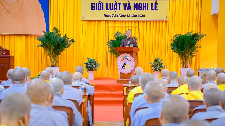 Hòa thượng Thích Thiện Thống, Phó Chủ tịch Hội đồng Trị sự, Trưởng ban Trị sự GHPGVN tỉnh An Giang phát biểu tại Khóa bồi dưỡng Giới luật và Nghi lễ thiền môn tại An Giang