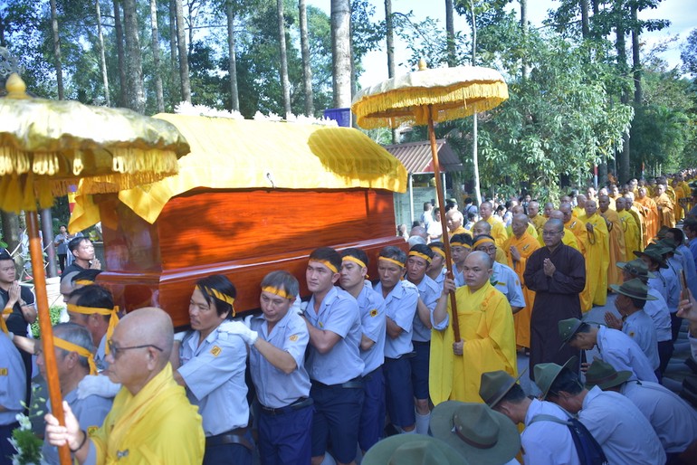 Lễ phát hành, phụng tống kim quan Hòa thượng Thích Tuệ Sỹ đến nơi trà-tỳ đã được diễn ra vào sáng 29-11 (nhằm ngày 17-10-Quý Mão) - Ảnh: Quảng Đạo