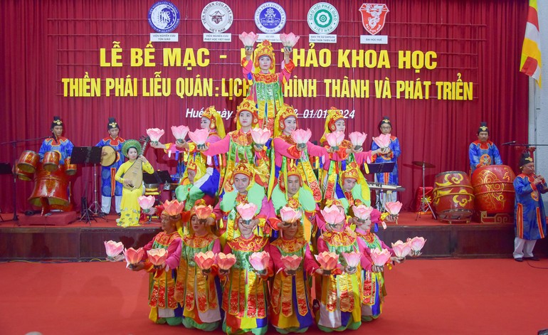 Trình diễn vũ khúc "Lục cúng hoa đăng" trong lễ bế mạc Hội thảo khoa học “Thiền phái Liễu Quán: Lịch sử hình thành và phát triển” với ý nghĩa dâng tấm lòng thành lên cúng dường Đức Tổ sư - Ảnh: Quảng Đạo