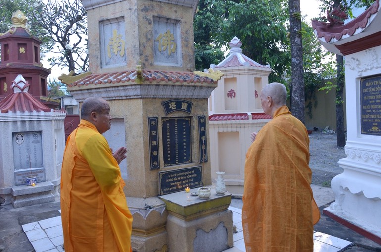 Đại lão Hòa thượng Thích Trí Quảng tảo tháp Tổ sư tại tổ đình Huê Nghiêm và tưởng niệm Đại lão Hòa thượng Thích Trí Tịnh tại chùa Vạn Đức vào sáng ngày 23 tháng Chạp - Ảnh: Bảo Toàn