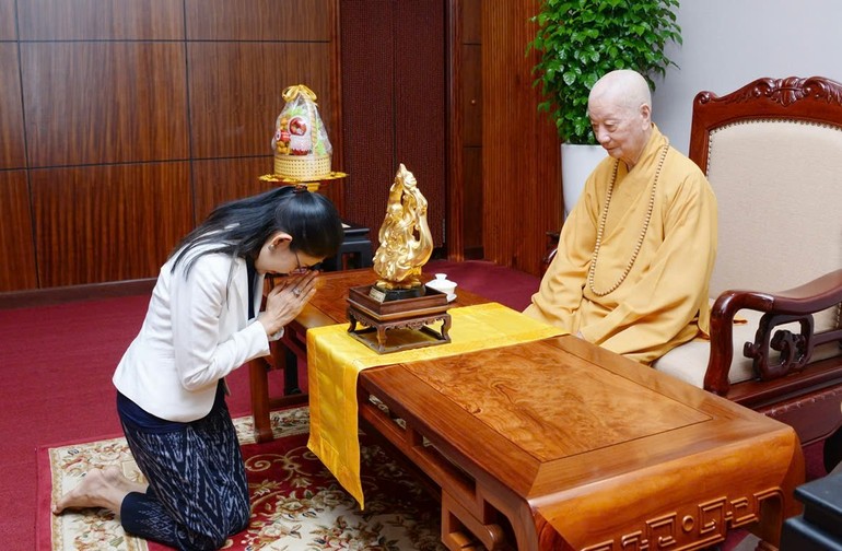 Đại sứ Thái Lan tại Việt Nam Urawadee Sriphiromya tiếp nhận tôn tượng Bồ-tát Thích Quảng Đức được Đức Pháp chủ GHPGVN tặng - Ảnh: Bảo Toàn