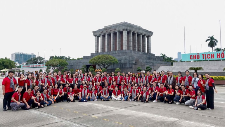 Hơn 100 cán bộ tuyên giáo, dân vận, báo chí, xuất bản tiêu biểu của TP.HCM đã vào lăng viếng Chủ tịch Hồ Chí Minh, bắt đầu hành trình “Hướng về cội nguồn cách mạng” năm 2025 - Ảnh: SGGP