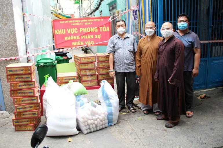 Chùa Phước Duyên phối hợp cùng chính quyền địa phương hỗ trợ người dân