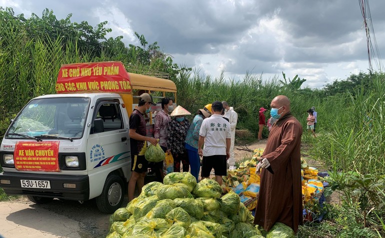 Đại đức Thích Hạnh Thái trực tiếp vận chuyển và trao quà đến bà con