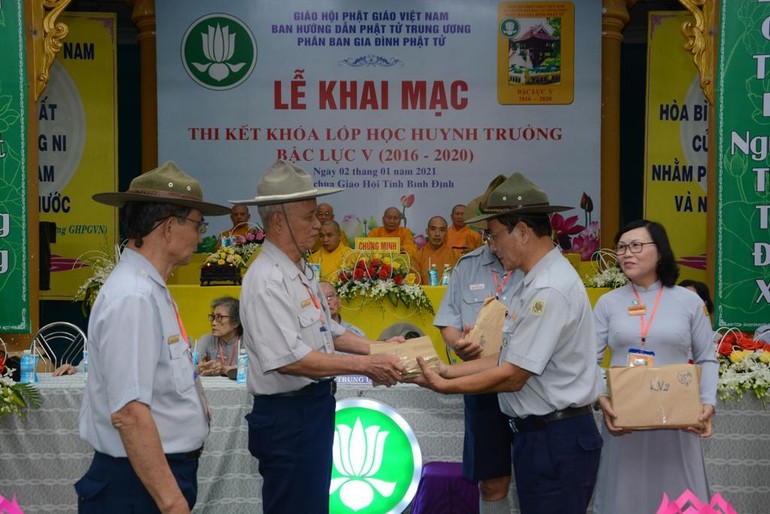 Huynh trưởng Tâm Duệ - Nguyễn Đức Châu, Ủy viên Hội đồng Trị sự, Phó ban Hướng dẫn Phật tử T.Ư, Trưởng Phân ban Gia đình Phật tử T.Ư trao đề thi đến các Hội đồng thi