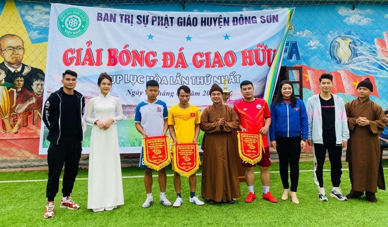 Ban Tổ chức trao giải và phần thưởng tới các đội đoạt giải 