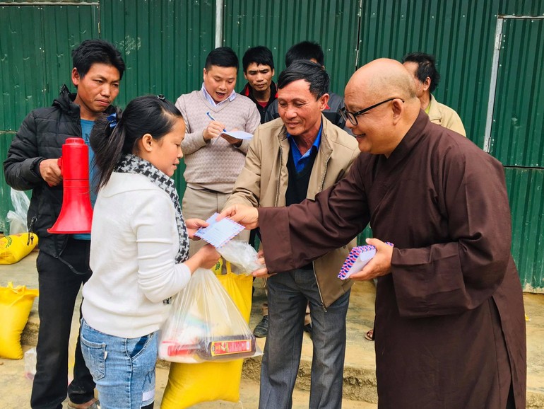 Đại diện đoàn từ thiện trao quà tại bản Huồi Máy, xã Cắm Muộn