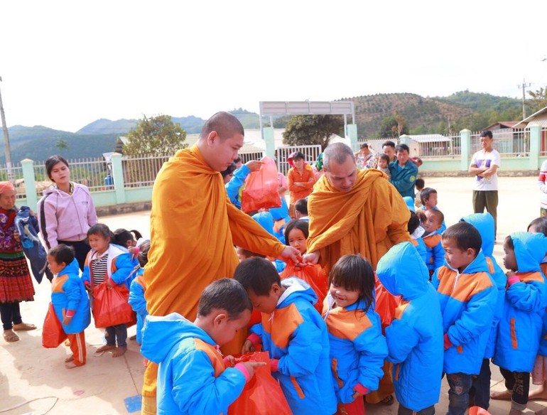 Đại đức Thích Giác Nhường trao áo ấm cho các bạn nhỏ trong chương trình "Áo ấm mùa Đông"