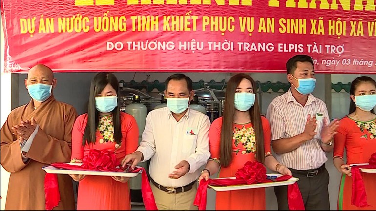 Đại đức Thích Phước Sanh, trú trì chùa Vĩnh Đức cùng mạnh thường quân cắt băng khánh thành hệ thống nước uống tinh khiết