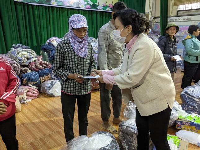 Bà Mai Thị Hạnh, phu nhân nguyên Chủ tịch nước Trương Tấn Sang, đại diện nhóm Sharing trao quà trong đợt chia sẻ tết do Trung ương Giáo hội tổ chức - Ảnh: Giao Hảo