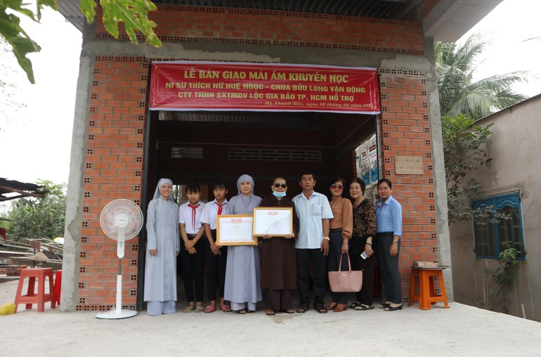 Bàn giao nhà cho em Lê Lệ Thuận