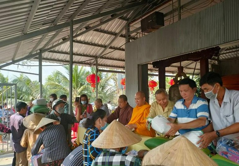 Tặng quà tại tịnh thất Giác Nhã - Cần Thơ