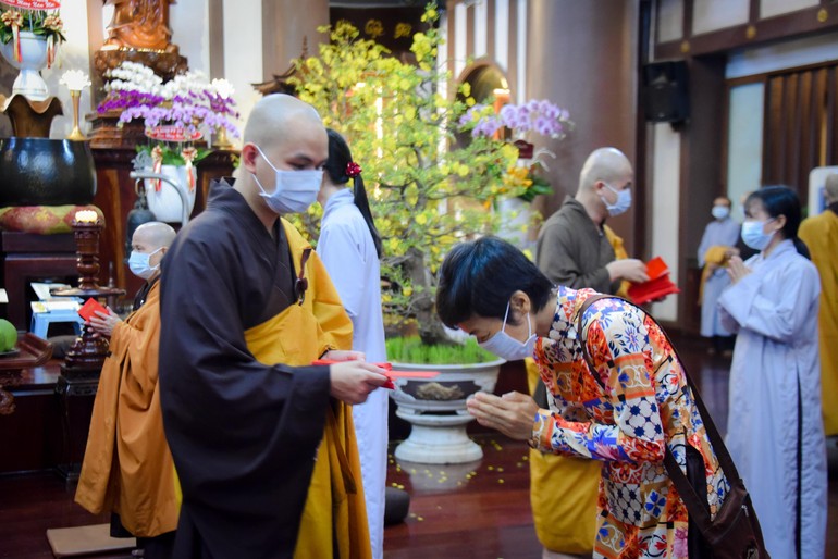 Mùa xuân trong thời dịch Covid, chùa và Phật tử cùng giữ gìn sự bình an bằng sự quay về bên trong 