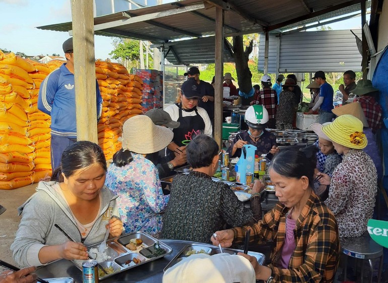 Suất cơm 5 ngàn đồng giúp người nghèo yên tâm mưu sinh