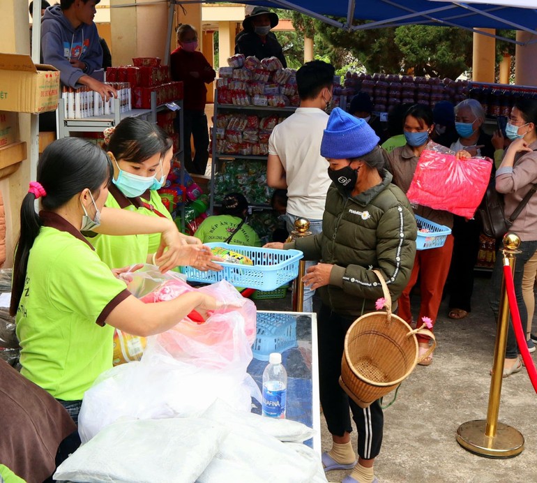 Siêu thị 0 đồng phục vụ chủ yếu đồng bào dân tộc thiểu số đang điều trị tại bệnh viện