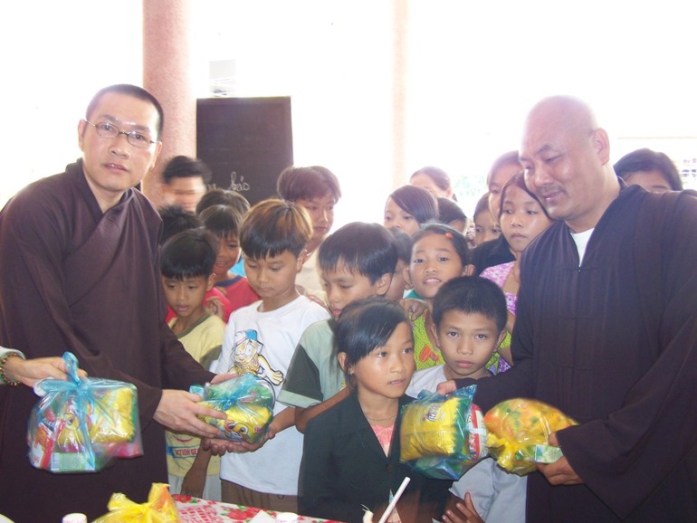 Trao quà cho các em học sinh khó khăn