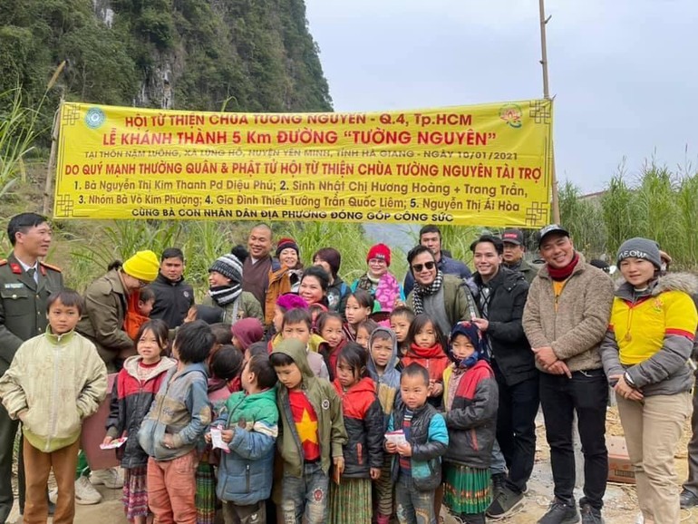 Trong ngày vui khánh thành con đường bê-tông tại bản Nậm Luông