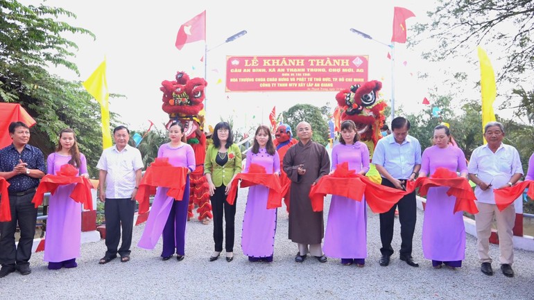 Khánh thành đưa vào sử dụng cầu An Bình bắt qua rạch Cái Nai do Thượng tọa Thích Vạn Đức, Phó ban Trị sự GHPGVN huyện Chợ Mới tài trợ