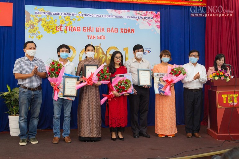 Đại diện Ban Thư ký tòa soạn Báo Giác Ngộ nhận giải khuyến khích bìa báo xuân ấn tượng - Ảnh: Anh Quốc