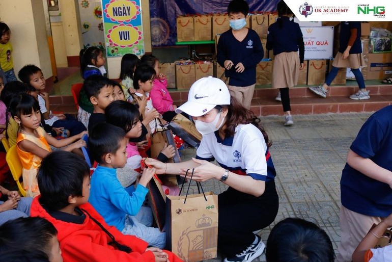 Trao quà “Tết ấm cho em” đến các học sinh nghèo người Cơ Tu 