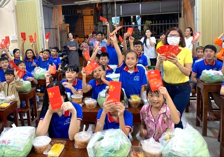 Tặng quà và lì-xì các cháu có hoàn cảnh khó khăn tại lớp học tình thương Xóm Dốc