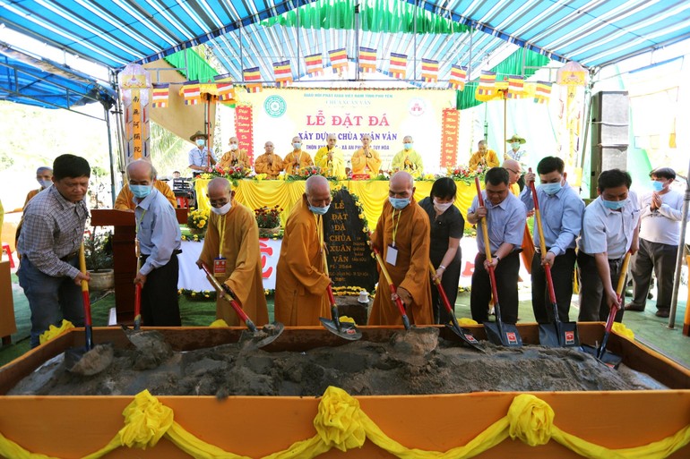 Chư tôn đức, đại diện các cơ quan cử hành nghi thức cầu nguyện lễ đặt đá chính thức