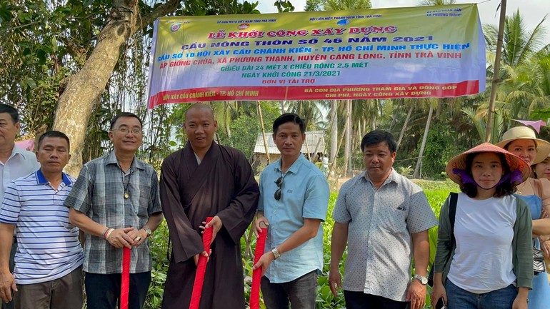 Đại đức Thích Minh Trí, cùng với chính quyền địa phương trong lễ khởi công xây dựng cầu số 46