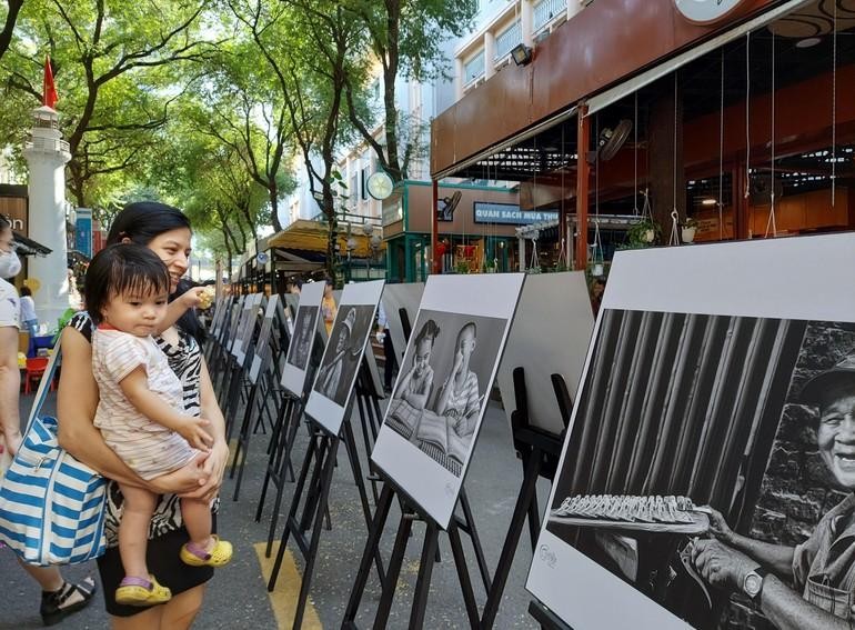 Triển lãm và ra mắt sách "Cười" tại đường sách TP.HCM vào sáng 27-3