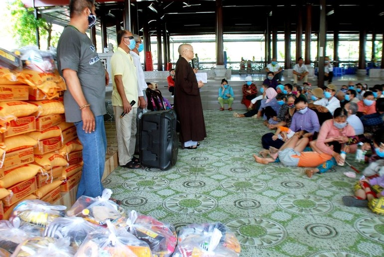 Hòa thượng Thích Chơn Nguyên chia sẻ khó khăn với những người khuyết thị