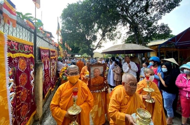 Phụng tống kim quan Ni trưởng Thích nữ Trân Liên nhập bảo tháp