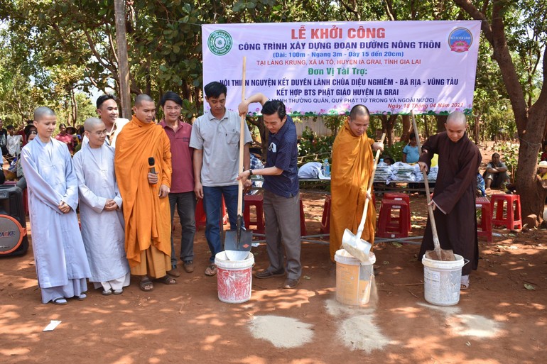 Khởi công xây đường bê-tông nông thôn tại làng Krung, xã Ia Tô, huyện Ia Grai, tỉnh Gia Lai