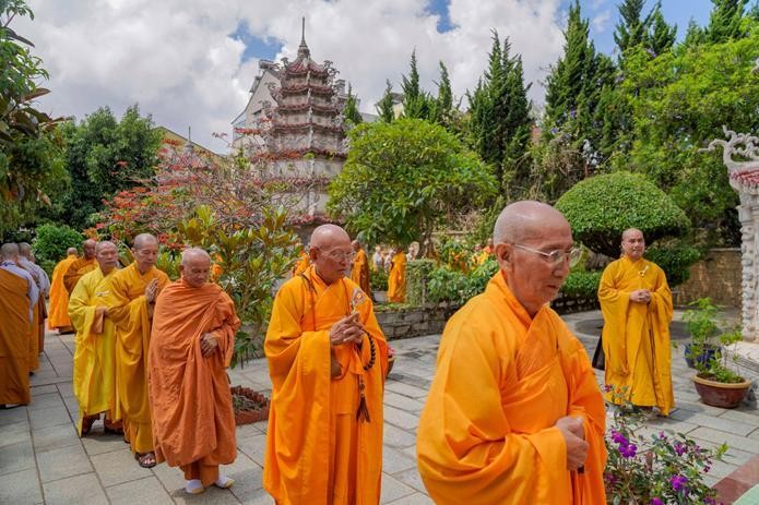 Môn phong pháp phái trang nghiêm nhiễu tháp tưởng niệm lần thứ 80 ngày Tổ khai sơn tổ đình Linh Quang viên tịch