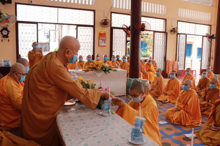 Ni trưởng Thích nữ Tân Liên trao học bổng đến Ni sinh tại tổ đình tịnh xá Ngọc Phương - Ảnh: Ni giới Hệ phái Khất sĩ