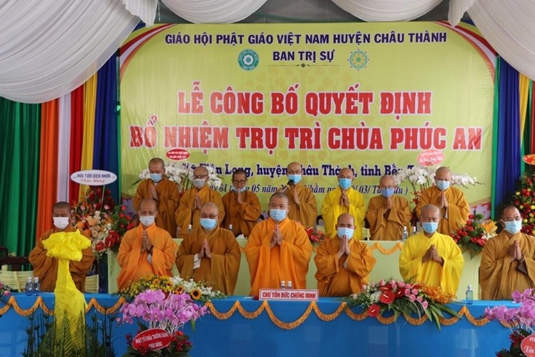 Chư tôn đức chứng minh lễ công bố quyết định trụ trì chùa Phúc An