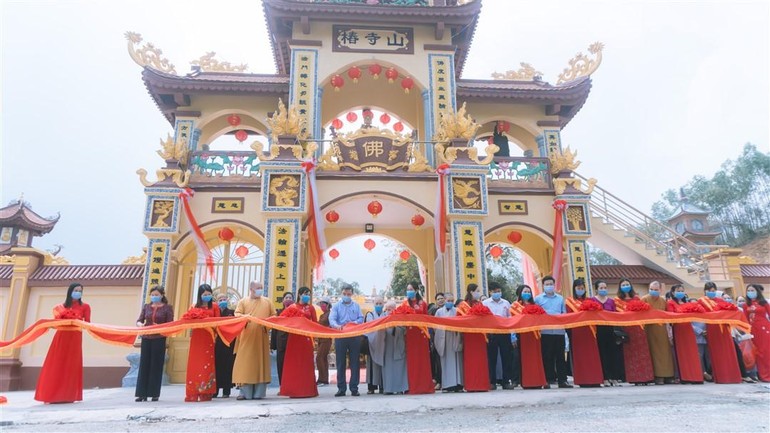 Chùa Thông cắt băng lễ khánh thành cổng tam quan, tháp Phật và lầu Quan Âm