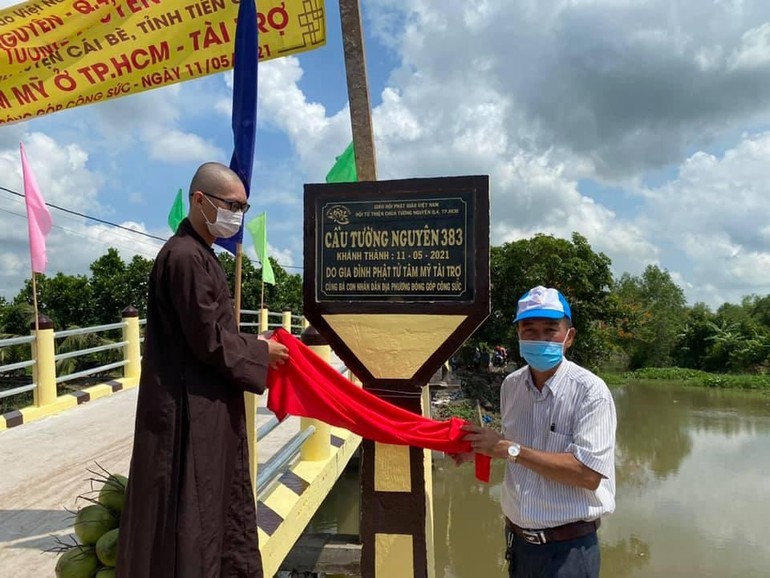 Hội Từ thiện chùa Tường Nguyên tổ chức khánh thành cầu bê-tông Tường Nguyên 383 tại tỉnh Tiền Giang - Ảnh: TN