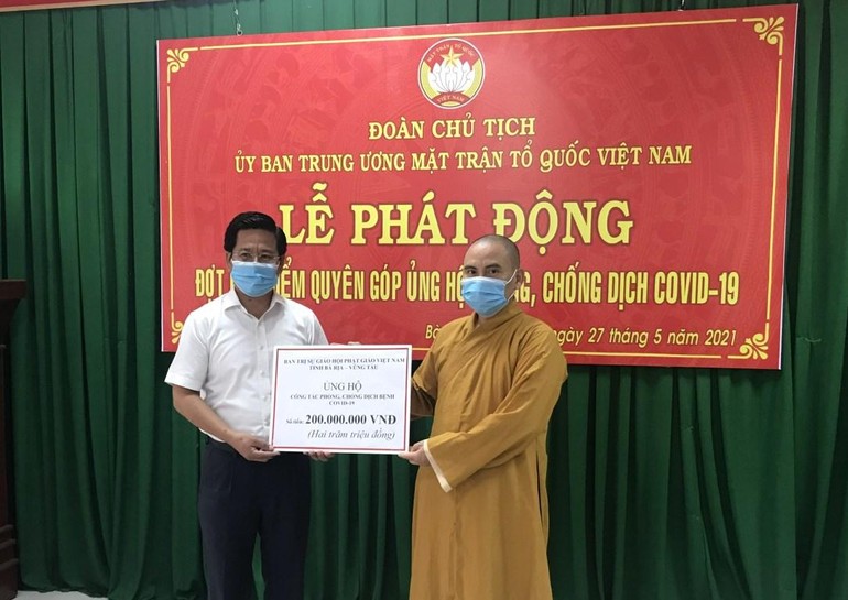 Đại đức Thích Nhuận Nghĩa trao tiền ủng hộ Quỹ Phòng chống dịch bệnh Covid-19 